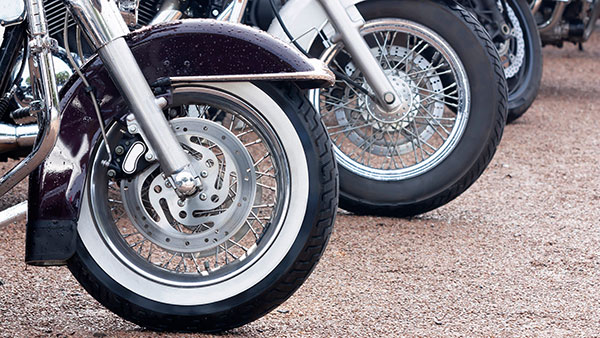 பைக்கை முதல் கியரில் பார்க் செய்வது நல்லதா? அடேங்கப்பா... பைக் பார்க்கிங்கில் இவ்வளவு மேட்டரு இருக்கா!! பைக்கை முதல் கியரில் பார்க் செய்வது நல்லதா? அடேங்கப்பா... பைக் பார்க்கிங்கில் இவ்வளவு மேட்டரு இருக்கா!!