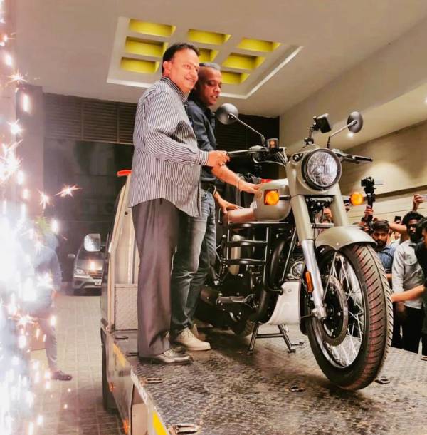 நடிகர் சிம்புவுக்கு ரூ.90 லட்சத்தில் சொகுசு கார்... கௌதம் மேனனுக்கு புல்லட் பைக்!! ப்ரோடியூஸரின் தாராள மனசு