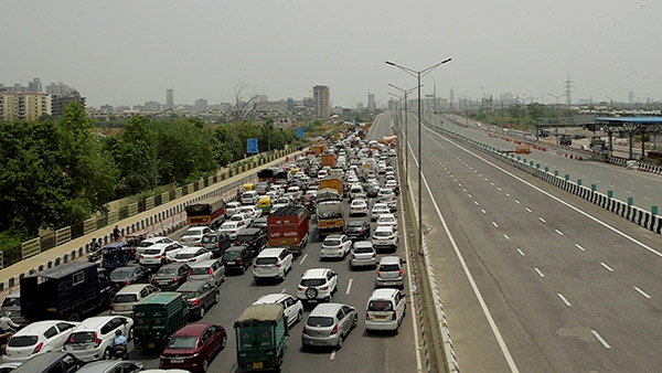 நெடுஞ்சாலைகளில் புதிய மாற்றம் . . . மத்திய அரசு அதிரடி முடிவு . . . இப்படி ஒரு திட்டத்தை யாருமே எதிர்பார்த்திருக்கமாட்டாங்க . . .