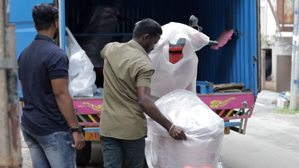 புதிய ஓலா எலெக்ட்ரிக் ஸ்கூட்டரின் டெலிவரி ஸ்டார்ட் ஆயிருச்சு... விலை இவ்ளோ கம்மியா! சேல்ஸ் பிச்சுக்க போகுது!