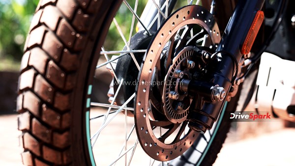 பைக்குக்கு எல்லாம் இரண்டு இருக்குது . . . ஆனா காருக்கு ஒன்னெஒன்னு தான் இருக்குது அது என்ன . . . 