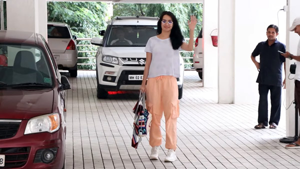 ரொம்பவும் சிம்பிளான காரில் வலம் வரும் நடிகை... இப்படியும் ஒரு நடிகையா?.. ஆச்சரியத்தில் திகைத்துபோன ரசிகர்கள்!