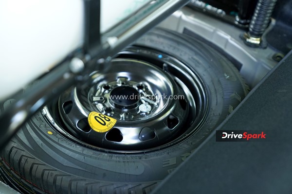 இந்த அம்சங்களை தராமலே இருந்திருக்கலாம்... கார்களில் வழங்கப்படும் இந்த அம்சங்களால் வெறுப்புதான் அதிகமாம்!