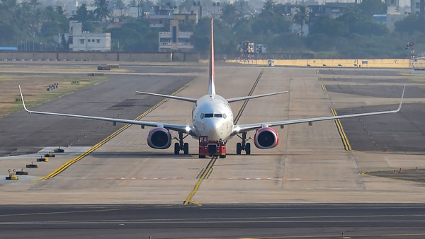 சம்பளம் கிடையாது... 80 விமானிகளை வீட்டிற்கு அனுப்பும் ஸ்பைஸ் ஜெட்!! ஓஹோ... இதுதான் காரணமா?