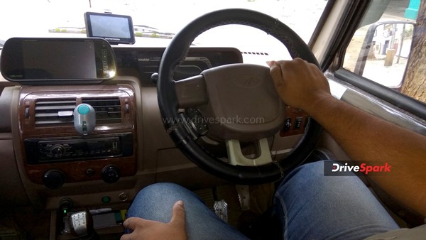 ஸ்டைலா கார் ஓட்டுறதா நினைச்சுக்கிட்டு கையை ஒடச்சிக்காதீங்க... கார் ஓட்டும் போது ஸ்டியரிங்கை பிடிக்குற ரூல்ஸ் தெரியுமா