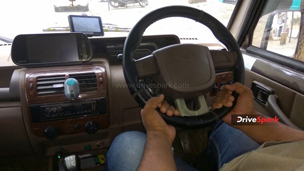 ஸ்டைலா கார் ஓட்டுறதா நினைச்சுக்கிட்டு கையை ஒடச்சிக்காதீங்க... கார் ஓட்டும் போது ஸ்டியரிங்கை பிடிக்குற ரூல்ஸ் தெரியுமா