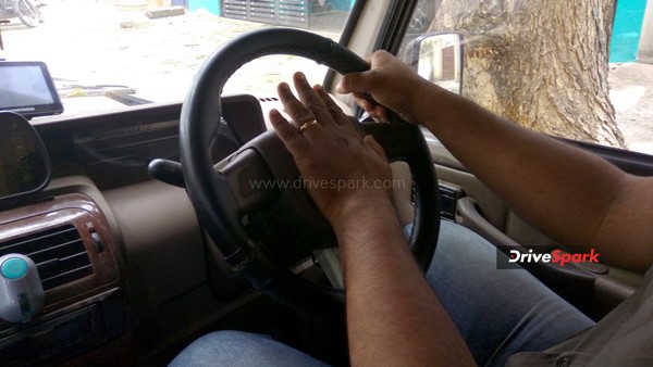 ஸ்டைலா கார் ஓட்டுறதா நினைச்சுக்கிட்டு கையை ஒடச்சிக்காதீங்க... கார் ஓட்டும் போது ஸ்டியரிங்கை பிடிக்குற ரூல்ஸ் தெரியுமா