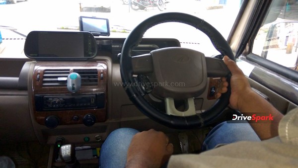 ஸ்டைலா கார் ஓட்டுறதா நினைச்சுக்கிட்டு கையை ஒடச்சிக்காதீங்க... கார் ஓட்டும் போது ஸ்டியரிங்கை பிடிக்குற ரூல்ஸ் தெரியுமா