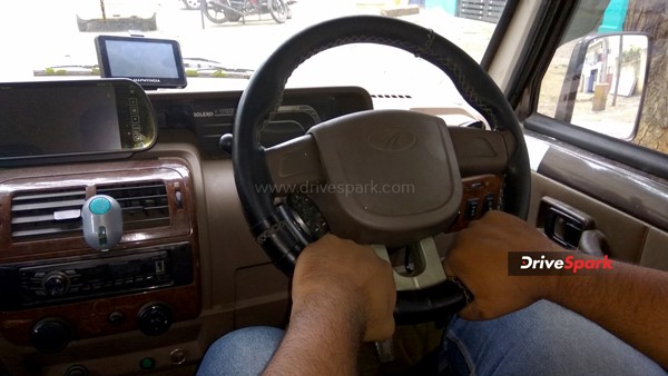 ஸ்டைலா கார் ஓட்டுறதா நினைச்சுக்கிட்டு கையை ஒடச்சிக்காதீங்க... கார் ஓட்டும் போது ஸ்டியரிங்கை பிடிக்குற ரூல்ஸ் தெரியுமா