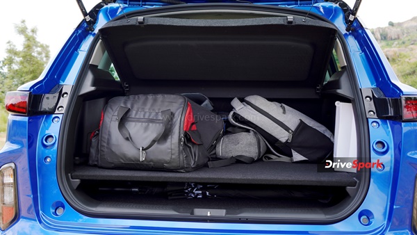 லிட்டருக்கு 28கிமீ மைலேஜ் தரும் காரின் விலை விபரம் வெளியீடு!.. எதிர்பார்த்ததை போலவே சூப்பரான விலையில் வந்திருக்கு!