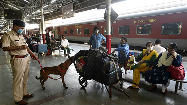 ரயில்களில் இவங்களுக்கு எல்லாம் ஒரிஜினல் டிக்கெட் கட்டாயம் . . . போட்டோ காப்பியைக் காட்ட முடியாது . . . இப்படி ஒரு ரூல்ஸ் இருக்கா . . .