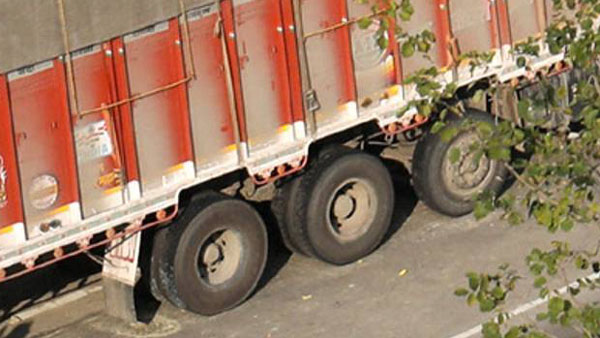 லாரிகளில் இப்படி தரையிலேயே படாமல் டயர்கள் இருக்கிறதே ஏன் தெரியுமா . . . இதற்குப் பின்னாடி இப்படி ஒரு விஷயம் கூட இருக்குதா . . . 