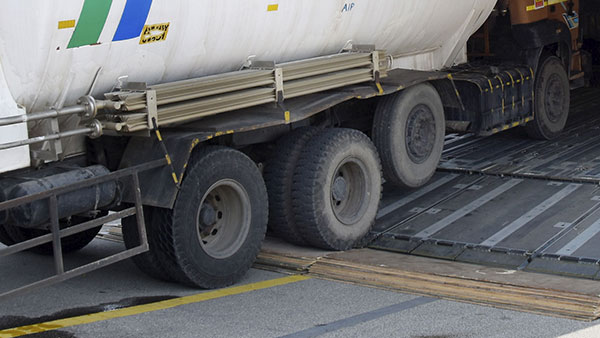 லாரிகளில் இப்படி தரையிலேயே படாமல் டயர்கள் இருக்கிறதே ஏன் தெரியுமா . . . இதற்குப் பின்னாடி இப்படி ஒரு விஷயம் கூட இருக்குதா . . . 