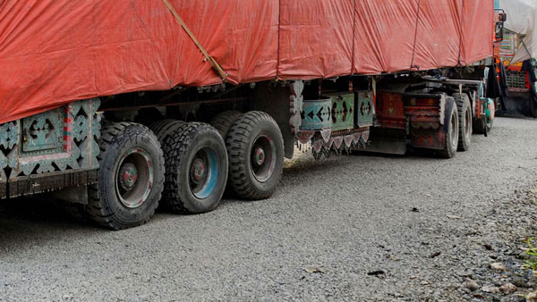 லாரிகளில் இப்படி தரையிலேயே படாமல் டயர்கள் இருக்கிறதே ஏன் தெரியுமா . . . இதற்குப் பின்னாடி இப்படி ஒரு விஷயம் கூட இருக்குதா . . . 