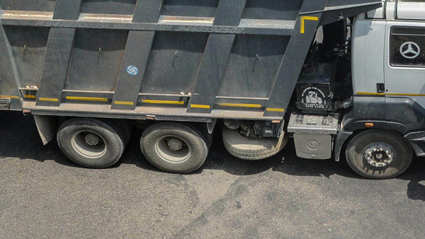 லாரிகளில் இப்படி தரையிலேயே படாமல் டயர்கள் இருக்கிறதே ஏன் தெரியுமா . . . இதற்குப் பின்னாடி இப்படி ஒரு விஷயம் கூட இருக்குதா . . . 