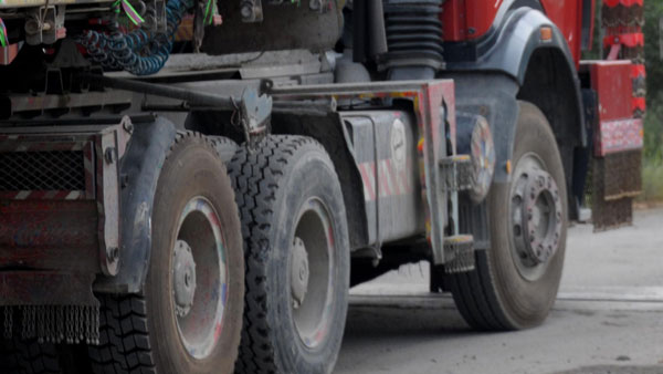 லாரிகளில் இப்படி தரையிலேயே படாமல் டயர்கள் இருக்கிறதே ஏன் தெரியுமா . . . இதற்குப் பின்னாடி இப்படி ஒரு விஷயம் கூட இருக்குதா . . . 