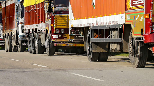 லாரிகளில் இப்படி தரையிலேயே படாமல் டயர்கள் இருக்கிறதே ஏன் தெரியுமா . . . இதற்குப் பின்னாடி இப்படி ஒரு விஷயம் கூட இருக்குதா . . . 