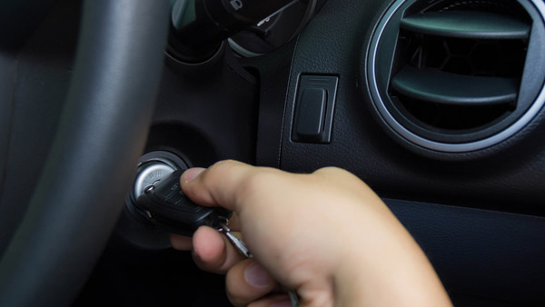 சிக்னலில் நிற்கும்போது காரை ஆஃப் பண்ணணுமா . . . பண்ண கூடாதா . . . ரொம்ப நாள் குழப்பத்திற்குப் பதில் இதுதான் . . .