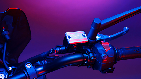 பைக்குக்கு எல்லாம் இரண்டு இருக்குது . . . ஆனா காருக்கு ஒன்னெஒன்னு தான் இருக்குது அது என்ன . . . 