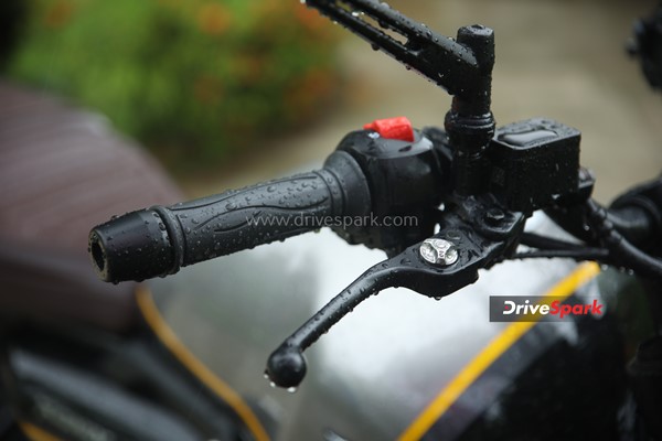 பைக்குக்கு எல்லாம் இரண்டு இருக்குது . . . ஆனா காருக்கு ஒன்னெஒன்னு தான் இருக்குது அது என்ன . . . 