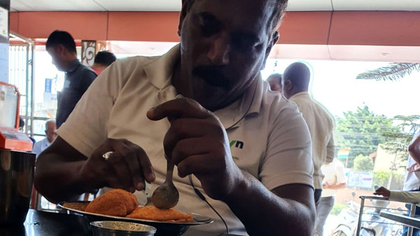 ஆன்லைன் டாக்ஸி டிரைவர்களிலும் நல்லவங்க இருக்காங்கப்பா...!! இணையத்தில் பலரது மனதை கொள்ளையடிச்சுட்டாரு!
