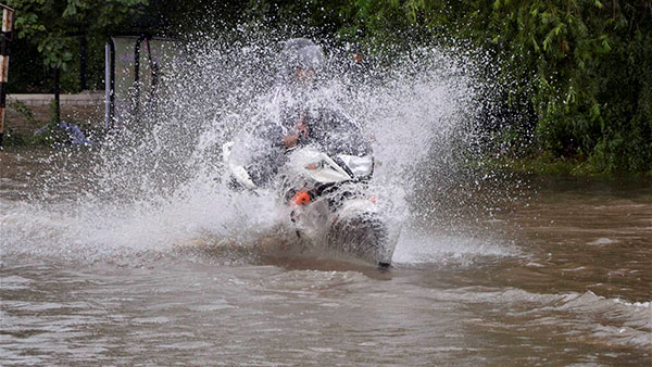 மழைக்காக பிரிட்ஜ் கீழே ஒதுங்க கூடாது... மீறினா அபராதம் போடுவாங்களாம்... அதிரடி அறிவிப்பு வெளியிட்ட காவல்துறை!