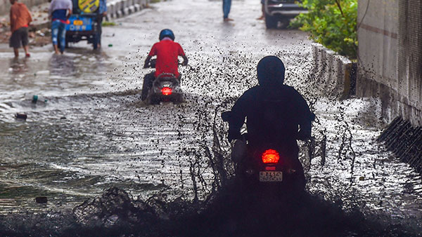 மழைக்காக பிரிட்ஜ் கீழே ஒதுங்க கூடாது... மீறினா அபராதம் போடுவாங்களாம்... அதிரடி அறிவிப்பு வெளியிட்ட காவல்துறை!