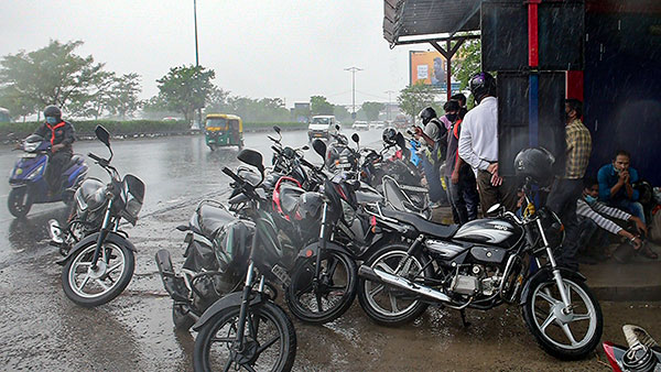 மழைக்காக பிரிட்ஜ் கீழே ஒதுங்க கூடாது... மீறினா அபராதம் போடுவாங்களாம்... அதிரடி அறிவிப்பு வெளியிட்ட காவல்துறை!