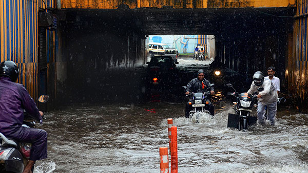 மழைக்காக பிரிட்ஜ் கீழே ஒதுங்க கூடாது... மீறினா அபராதம் போடுவாங்களாம்... அதிரடி அறிவிப்பு வெளியிட்ட காவல்துறை!