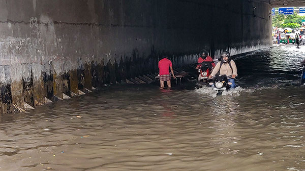மழைக்காக பிரிட்ஜ் கீழே ஒதுங்க கூடாது... மீறினா அபராதம் போடுவாங்களாம்... அதிரடி அறிவிப்பு வெளியிட்ட காவல்துறை!