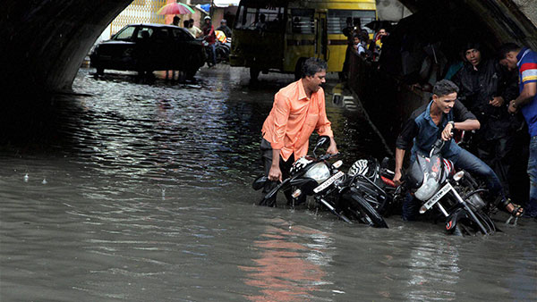 மழைக்காக பிரிட்ஜ் கீழே ஒதுங்க கூடாது... மீறினா அபராதம் போடுவாங்களாம்... அதிரடி அறிவிப்பு வெளியிட்ட காவல்துறை!