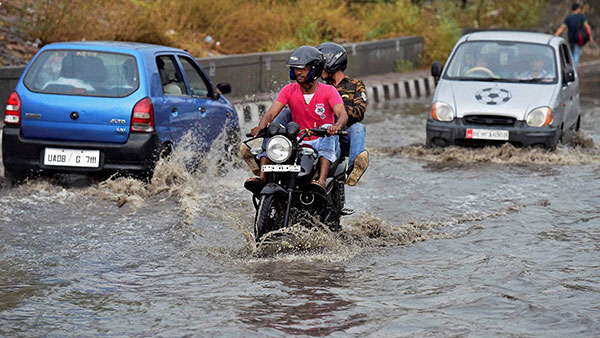 மழைக்காக பிரிட்ஜ் கீழே ஒதுங்க கூடாது... மீறினா அபராதம் போடுவாங்களாம்... அதிரடி அறிவிப்பு வெளியிட்ட காவல்துறை!