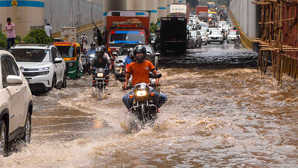 மழைக்காக பிரிட்ஜ் கீழே ஒதுங்க கூடாது... மீறினா அபராதம் போடுவாங்களாம்... அதிரடி அறிவிப்பு வெளியிட்ட காவல்துறை!