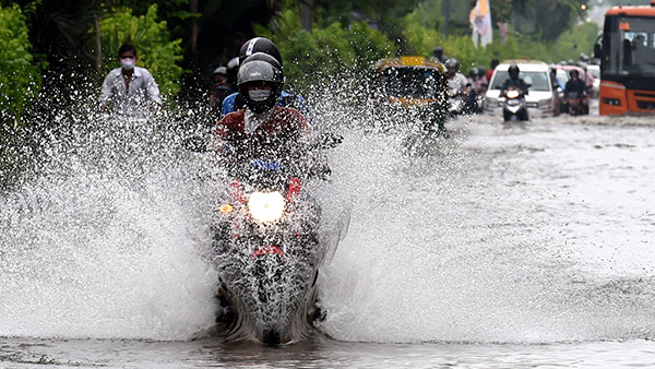 மழைக்காக பிரிட்ஜ் கீழே ஒதுங்க கூடாது... மீறினா அபராதம் போடுவாங்களாம்... அதிரடி அறிவிப்பு வெளியிட்ட காவல்துறை!