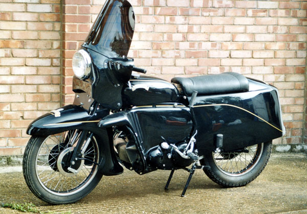 ராயல் என்பீல்டுக்கு போட்டியா பஜாஜும் களமிறங்க போகுதா!.. வின்சென்ட் பிராண்ட் பெயருக்கான உரிமத்தை பெற்ற பஜாஜ்!