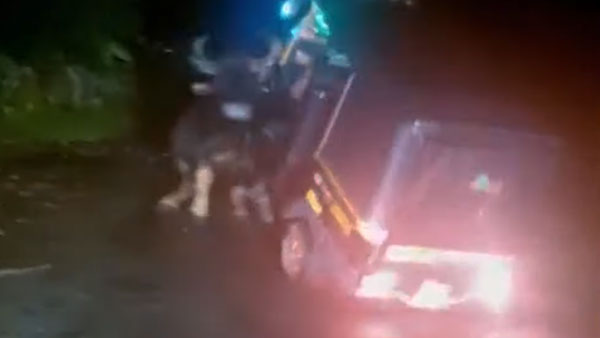 ஒரே குத்துதான்... ஆட்டோவை அலேக்காக தூக்கிய காட்டெருமை... வைரல் வீடியோ!