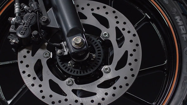 சும்மா போட்டிருக்காங்கனு நினைச்சுடாதீங்க!.. பைக்கின் டிஸ்க் பிரேக்குகளில் துளைகள் போட்டிருப்பதற்கான காரணமே வேற!..