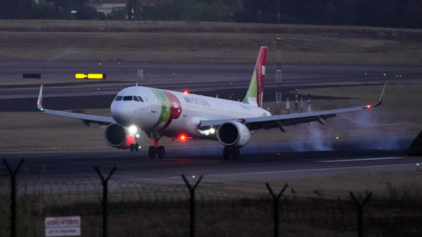 விமானத்தில் இந்த விளக்கு இல்லையென்றால் கதையே காலி!! ஏர்போர்ட்ல இருந்து விமானத்தை எடுக்க கூட விடமாட்டாங்க...