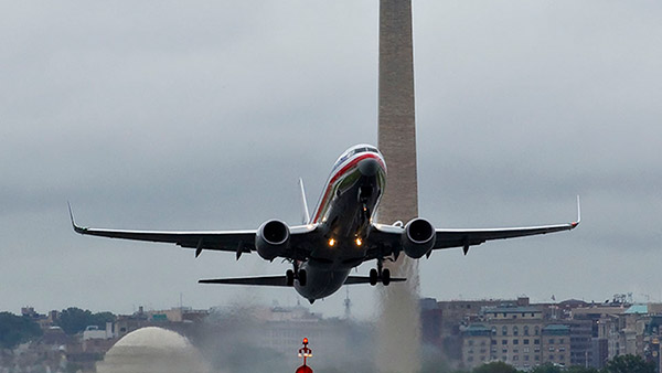 விமானத்தில் இந்த விளக்கு இல்லையென்றால் கதையே காலி!! ஏர்போர்ட்ல இருந்து விமானத்தை எடுக்க கூட விடமாட்டாங்க...