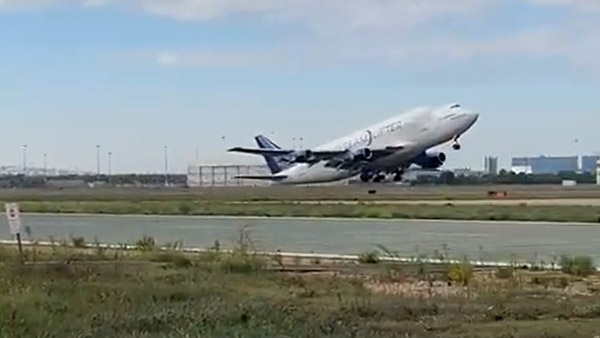 100 கிலோ எடை . . . டேக் ஆஃப் செய்யும்போது கழண்டு விழுந்த விமானத்தின் டயர் . . . பகீர் கிளப்பும் வைரல் வீடியோ . . .