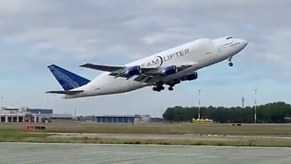 100 கிலோ எடை . . . டேக் ஆஃப் செய்யும்போது கழண்டு விழுந்த விமானத்தின் டயர் . . . பகீர் கிளப்பும் வைரல் வீடியோ . . .