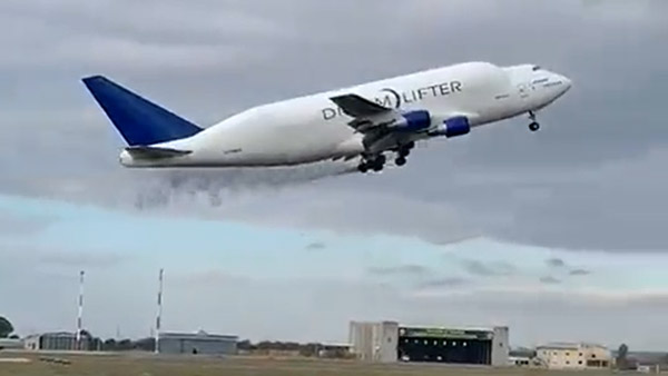 100 கிலோ எடை . . . டேக் ஆஃப் செய்யும்போது கழண்டு விழுந்த விமானத்தின் டயர் . . . பகீர் கிளப்பும் வைரல் வீடியோ . . .