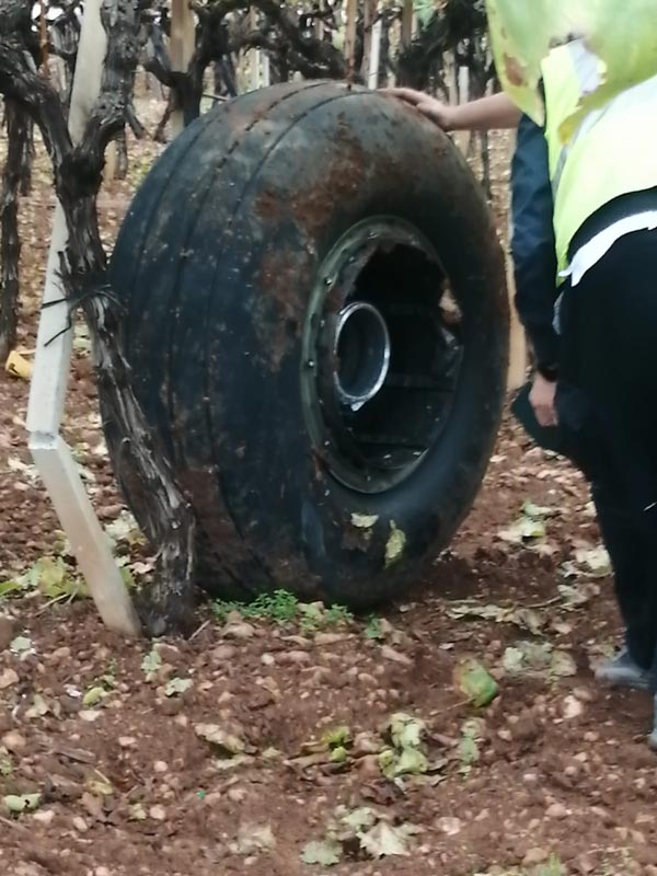 100 கிலோ எடை . . . டேக் ஆஃப் செய்யும்போது கழண்டு விழுந்த விமானத்தின் டயர் . . . பகீர் கிளப்பும் வைரல் வீடியோ . . .