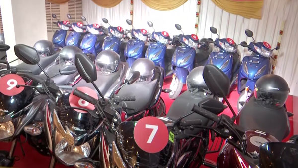 இந்த தீபாவளியை மறக்கவே மாட்டாங்க! ஊழியர்களுக்கு இப்படி ஒரு பரிசா! சென்னை தொழிலதிபரை வியந்து பார்க்கும் மக்கள்!