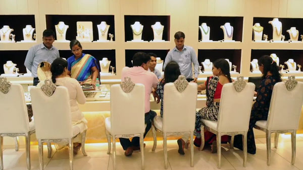 இந்த தீபாவளியை மறக்கவே மாட்டாங்க! ஊழியர்களுக்கு இப்படி ஒரு பரிசா! சென்னை தொழிலதிபரை வியந்து பார்க்கும் மக்கள்!