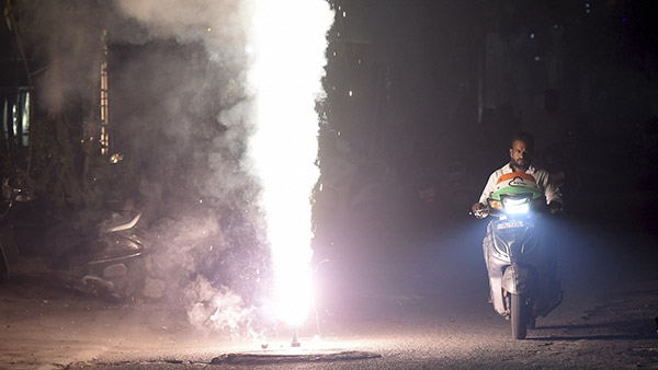 தீபாவளினாலே வண்டிங்களுக்கு ஆபத்துதான்! ஆனா இந்த சூழ்ச்சமங்களை எல்லாம் செஞ்சீங்க உங்க வாகனத்துக்கு ஒன்னுமே ஆகாது!