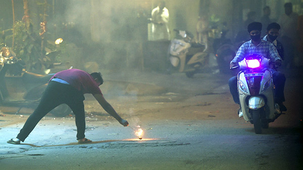 தீபாவளினாலே வண்டிங்களுக்கு ஆபத்துதான்! ஆனா இந்த சூழ்ச்சமங்களை எல்லாம் செஞ்சீங்க உங்க வாகனத்துக்கு ஒன்னுமே ஆகாது!