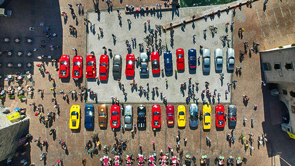 நீங்க கண்ணை மூடி ஒரு காரை நினைச்சா சிவப்பு கலர் கார் தான் உங்க கண்ணுக்குத் தெரியும் ஏன் தெரியுமா . . . இதற்குப் பின்னாடி இப்படி ஒரு சம்பவம் இருக்குது . . .