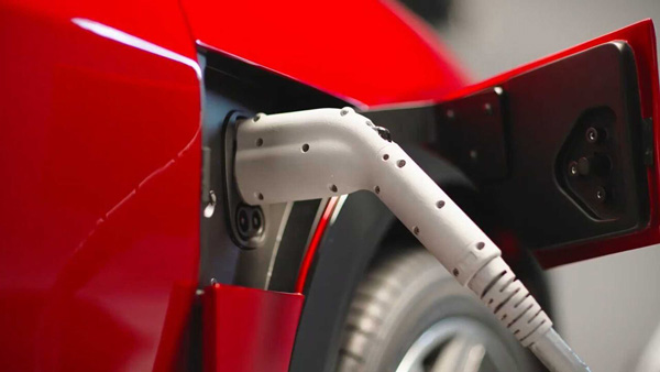 ஆப்பிள் நிறுவனம் தயாரித்த முதல் எலெக்ட்ரிக் கார் வெளியீடு... கொண்டாட்டத்தில் ஐ-போன் பிரியர்கள்... செம்ம அழகா இருக்கு!