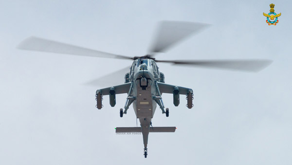 எதிரிங்க எல்லாம் அள்ளுவிடுவாங்க . . . இந்தியா ராணுவத்தில் இணைந்த ஹெலிகாப்டரில் இவ்வளவு அம்சங்கள் இருக்குதா . . .